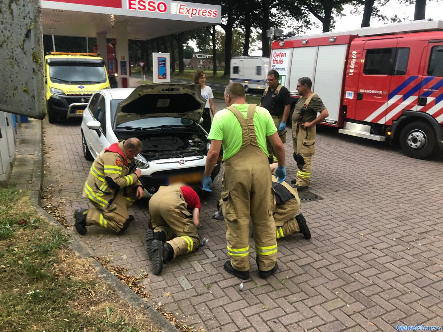 Duif vast en gewond in auto na aanrijding