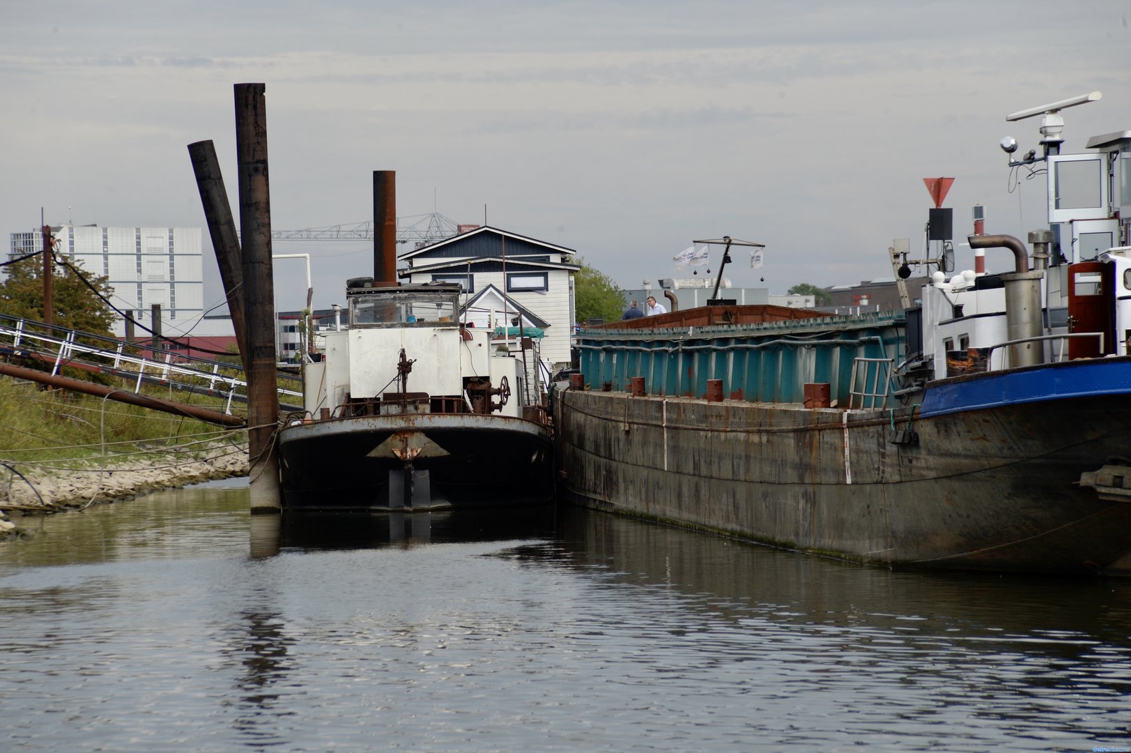 Schipper valt in slaap: vrachtschip ramt woonboot in Arnhem