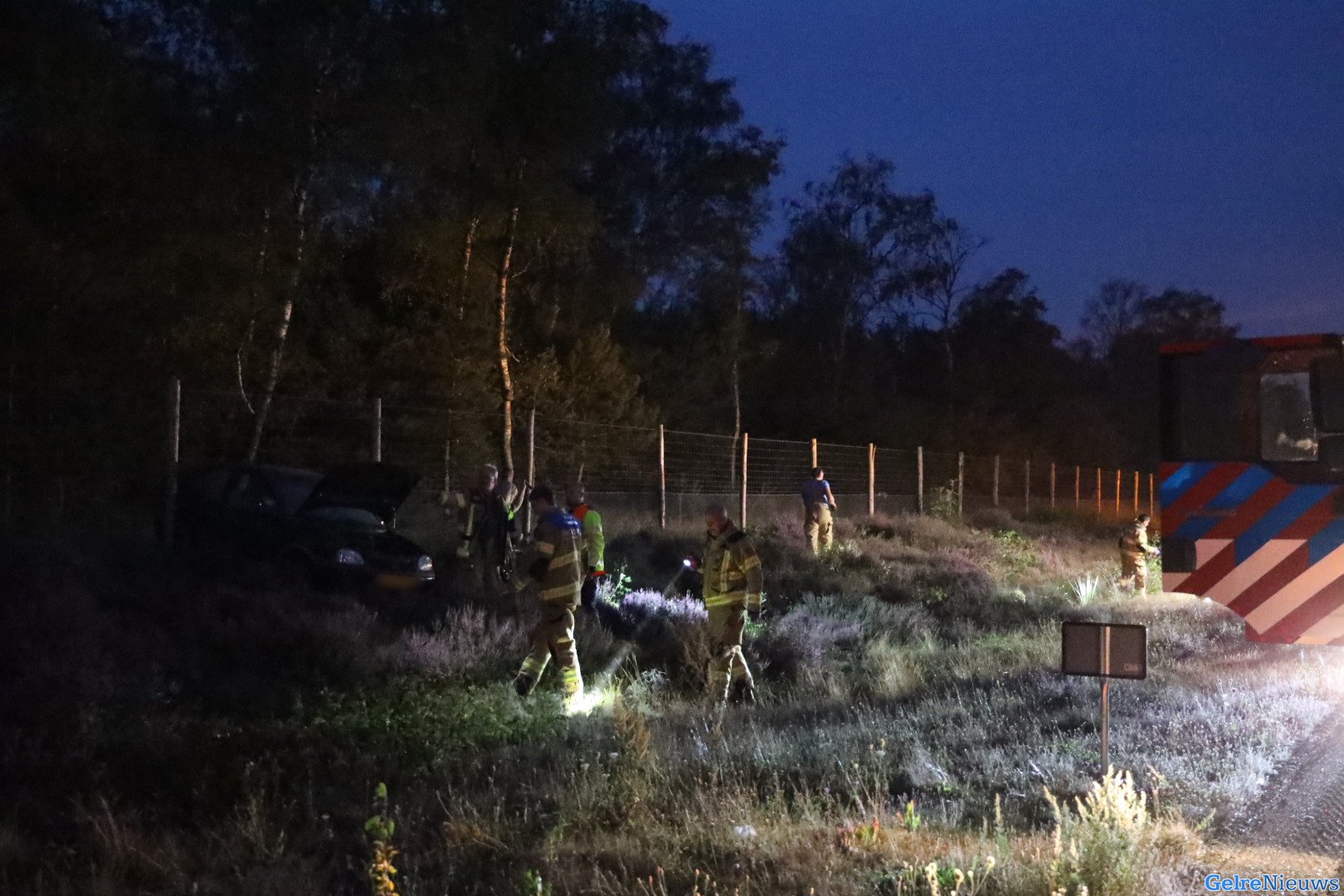 Auto belandt in hekwerk naast A12