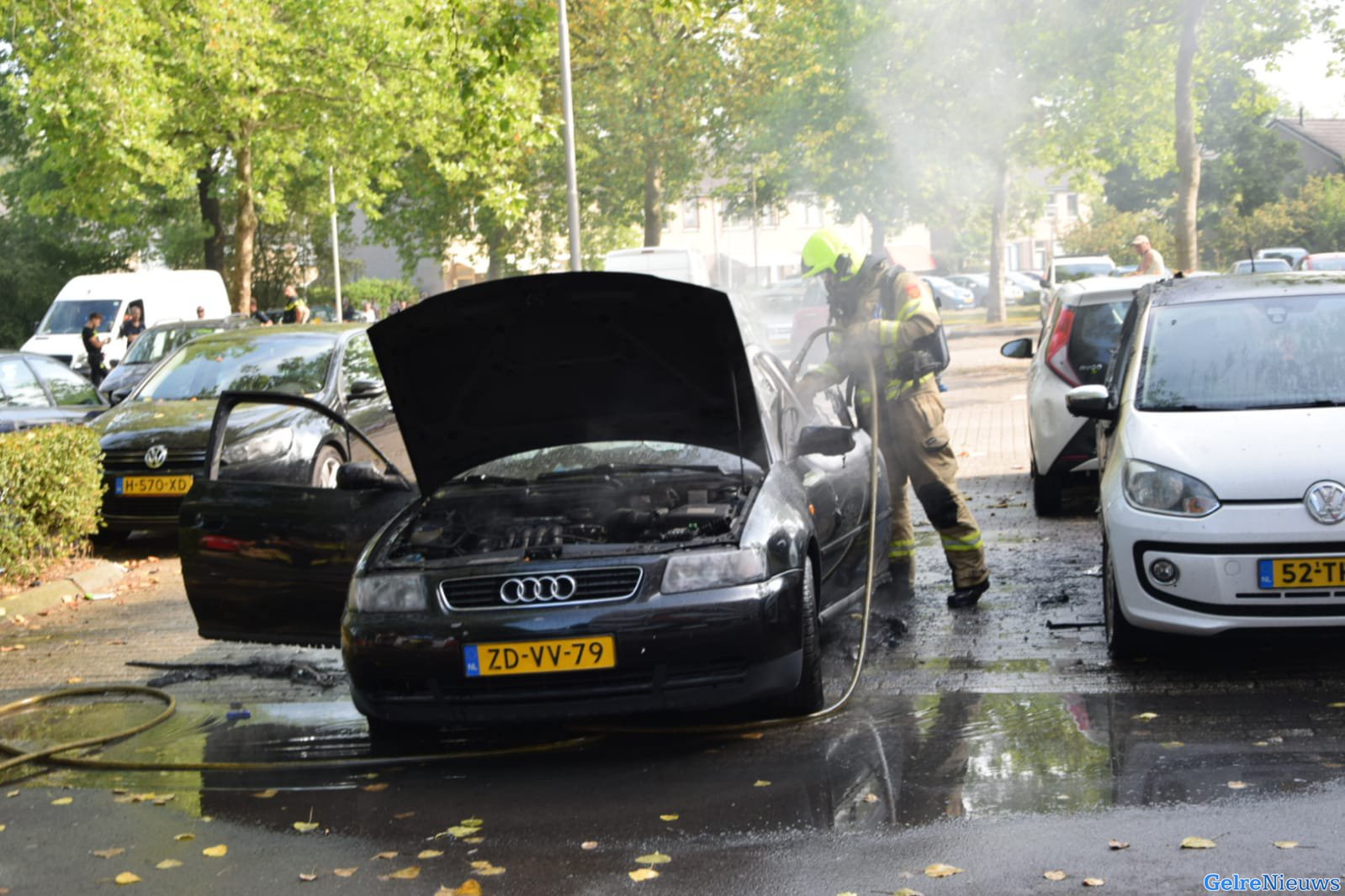 Auto vliegt spontaan in brand in Arnhem