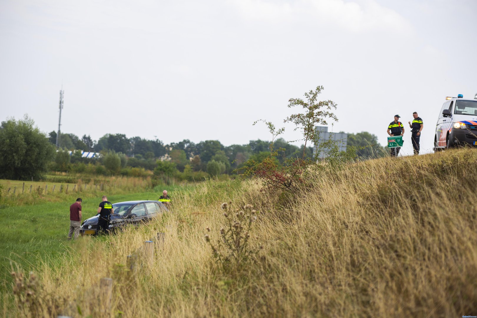 Auto rijdt van talud langs de A348 af