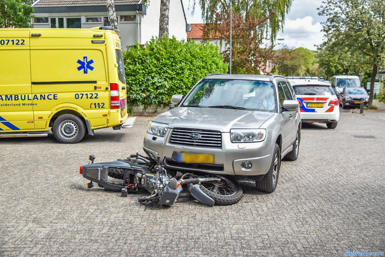 Motor klem onder auto na aanrijding in Oosterbeek