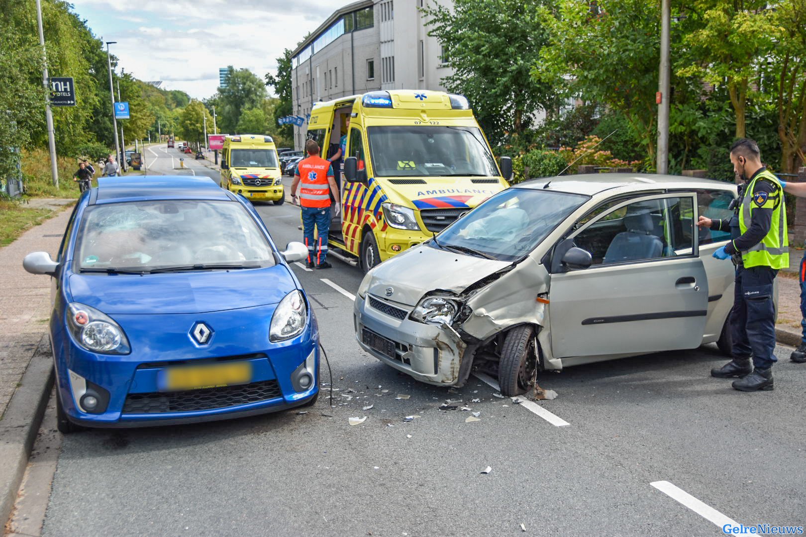 Bestuurder naar ziekenhuis na botsing in Arnhem: weg dicht