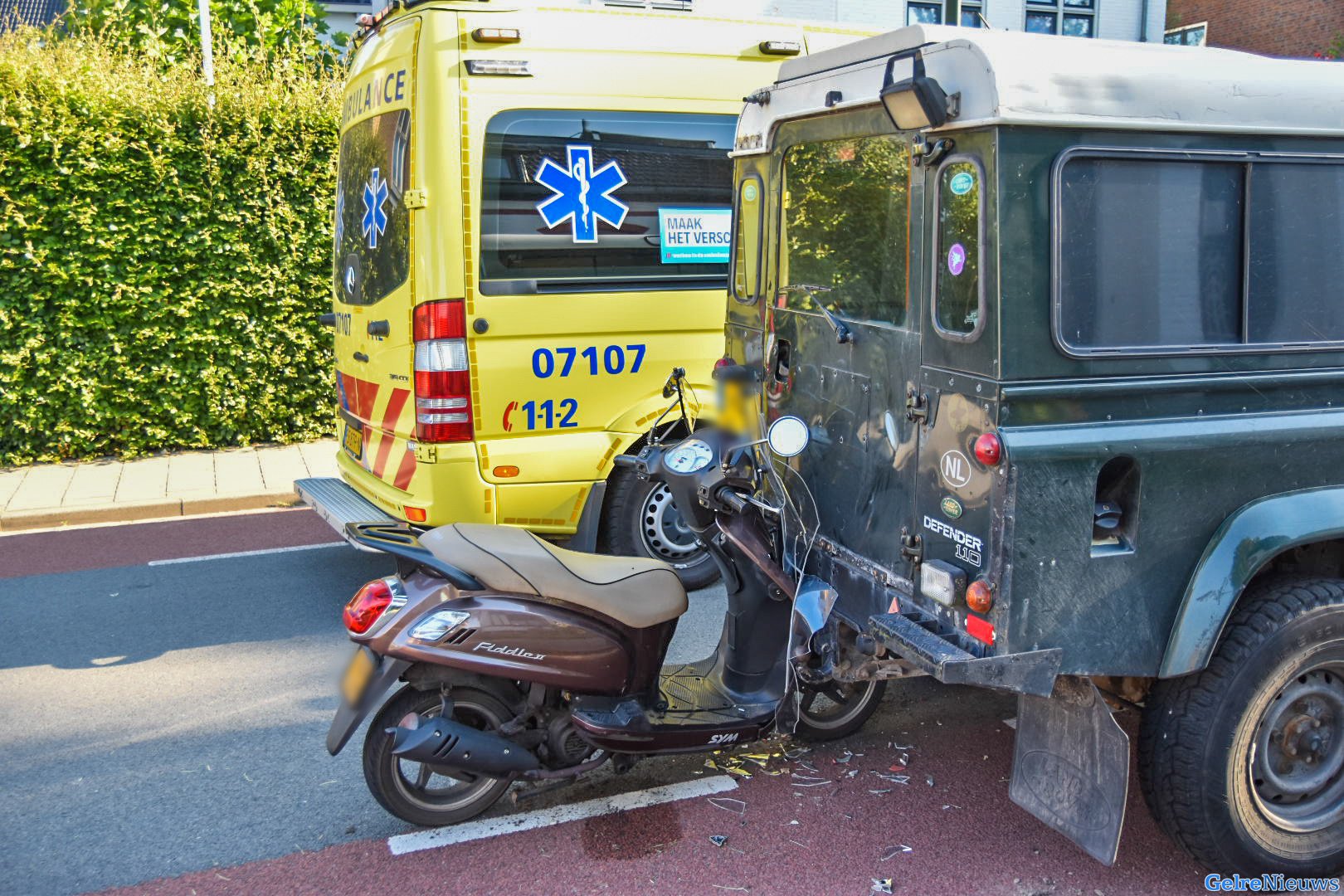 Scooter na aanrijding klem in achterkant auto