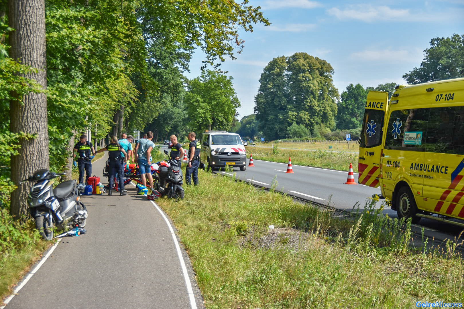 Scooterrijder rijdt tegen boom en raakt gewond