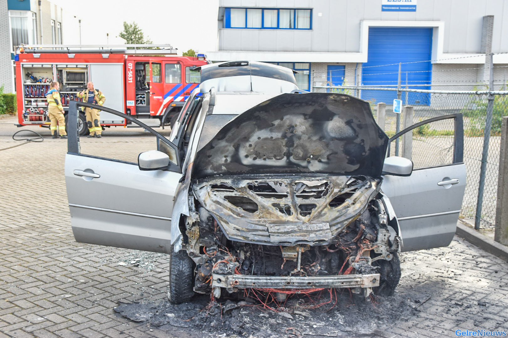 Auto vliegt in brand tijdens rit op industrieterrein Duiven