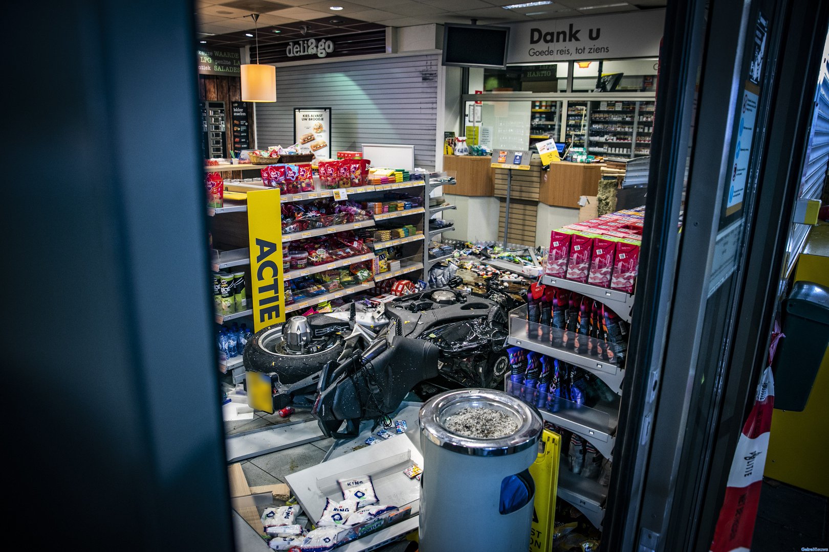 Motorrijder rijdt shop tankstation binnen langs A325 Elst
