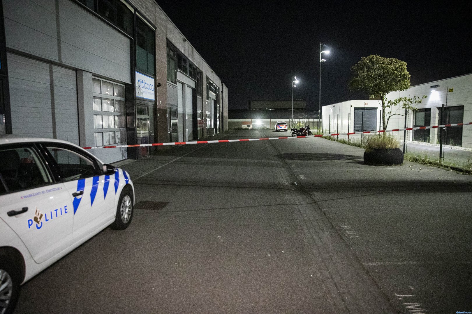 Arrestatieteam valt loods binnen en bevrijdt gewonde gijzelaar