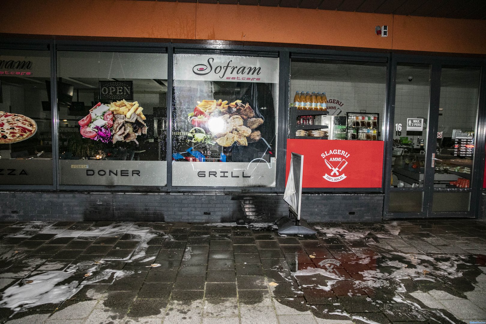 Jerrycan in brand gezet tegen gevel winkelcentrum Elderveld