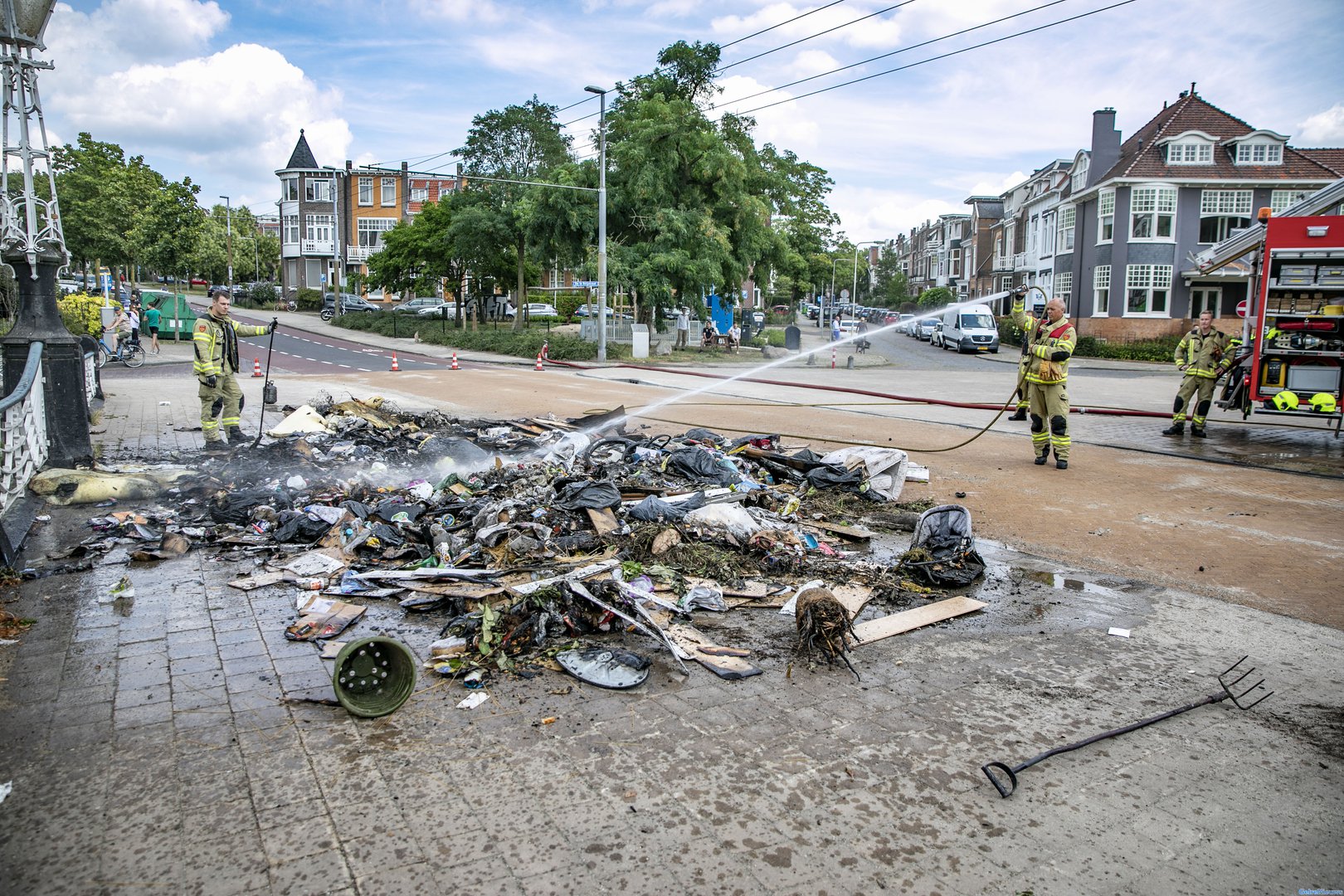 Inhoud vuilniswagen vliegt in brand in Arnhem