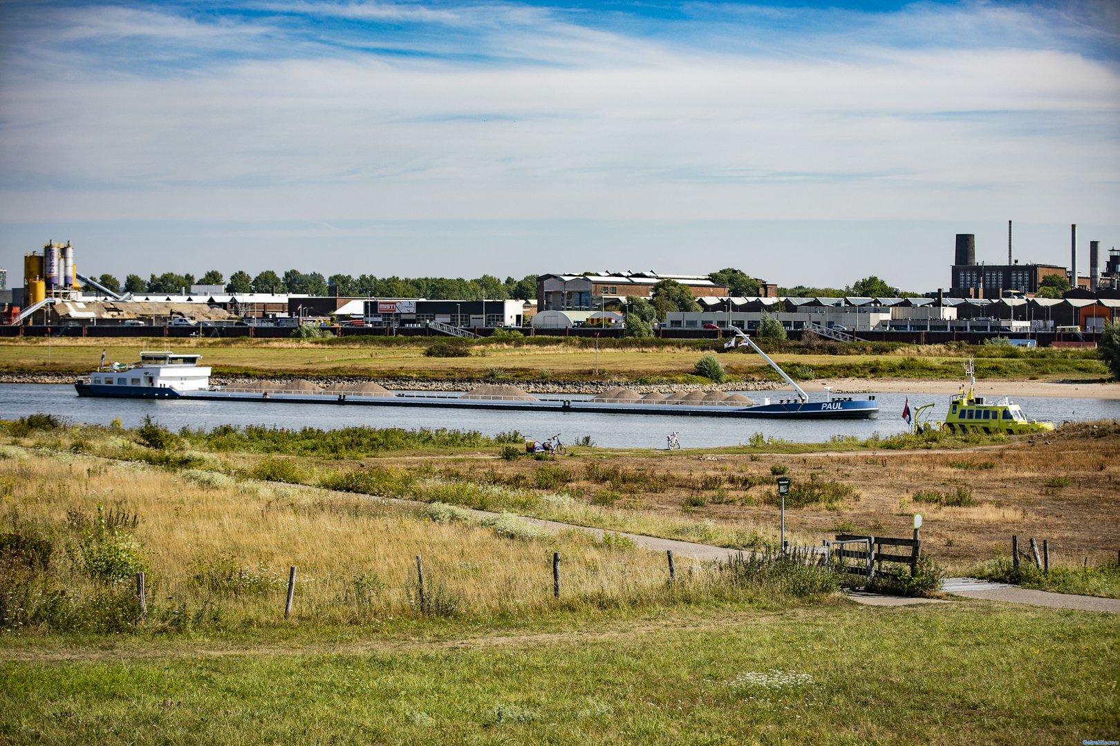 Schip in problemen op de Nederrijn in Arnhem