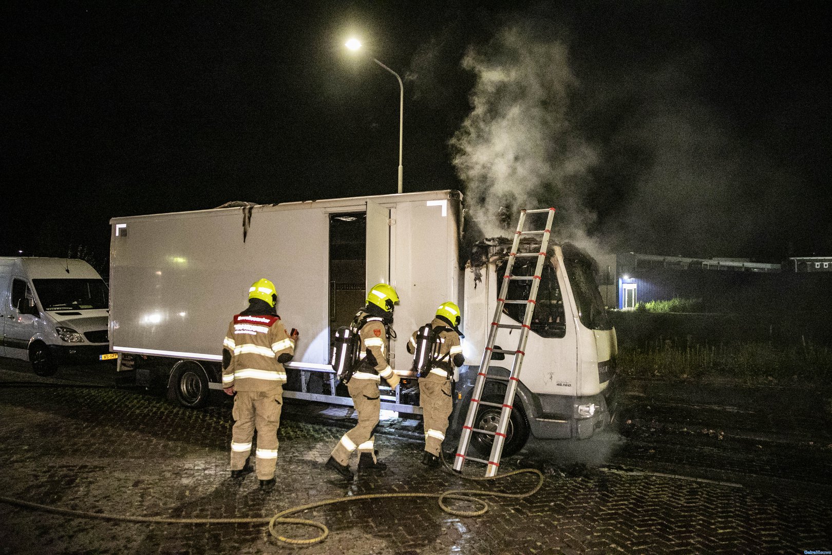 Vrachtwagen brandt uit in Arnhem