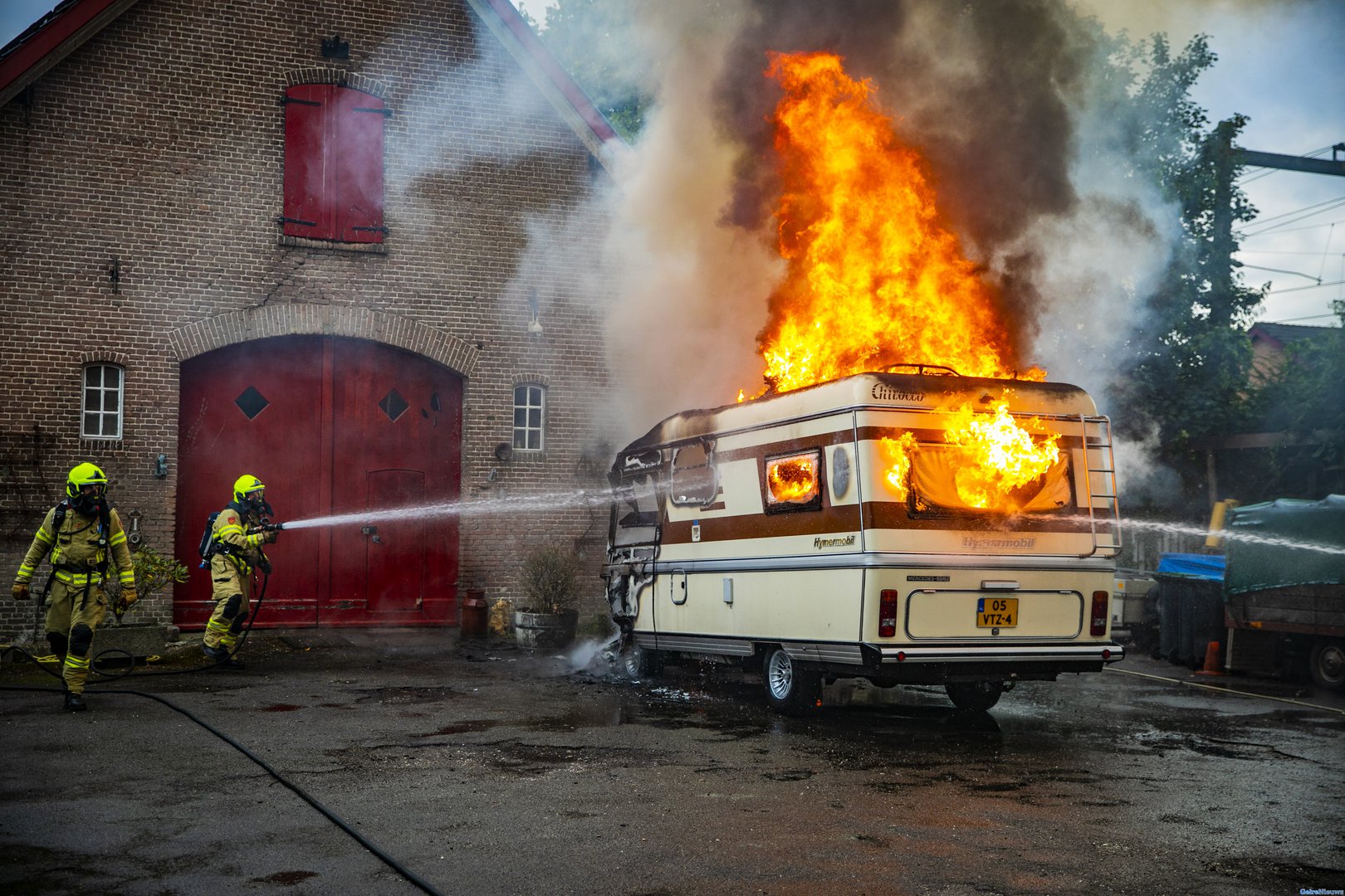 Zwarte rookwolken boven De Steeg door camperbrand