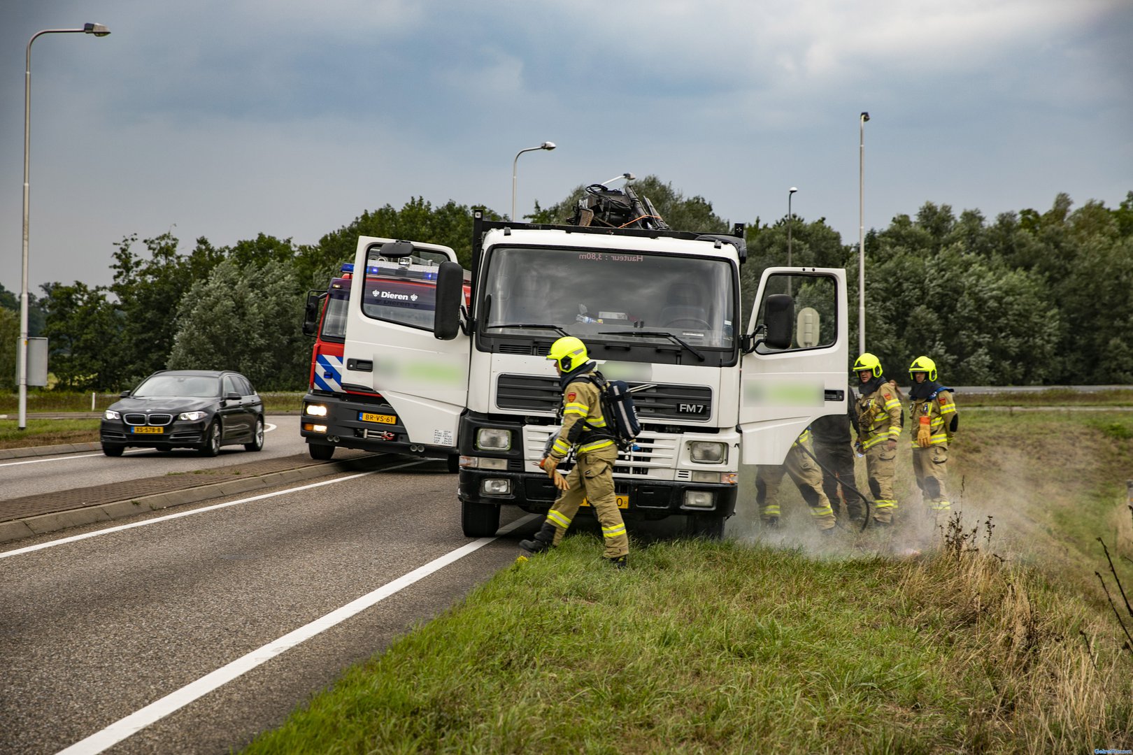 Vrachtwagen vliegt in brand op oprit A348