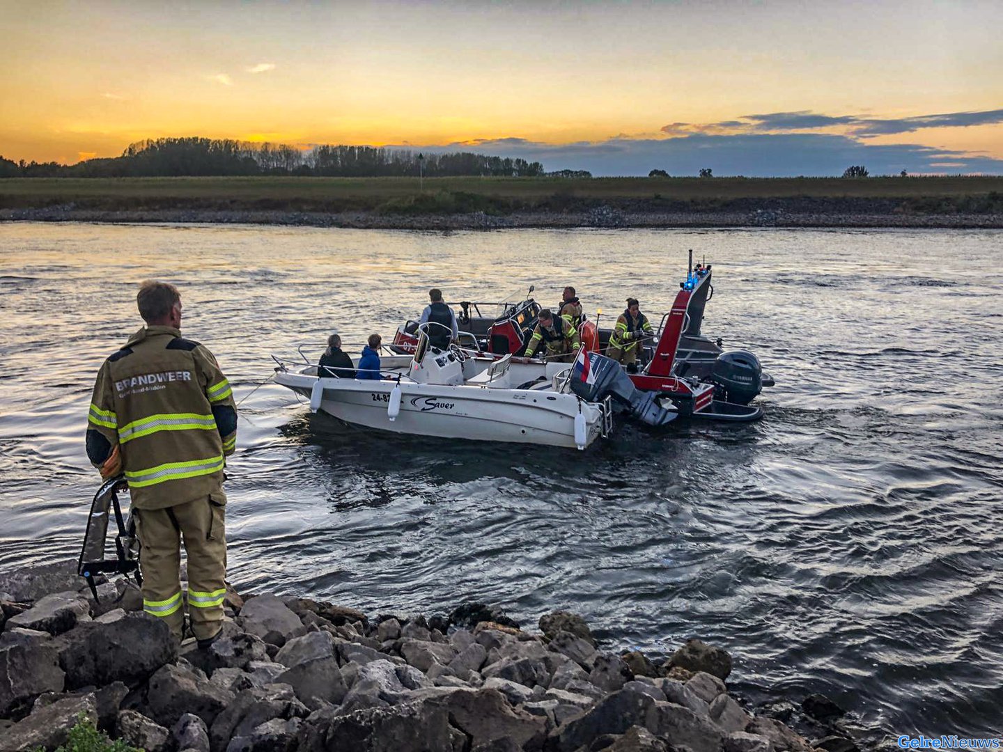 Plezierboot in problemen op de IJssel
