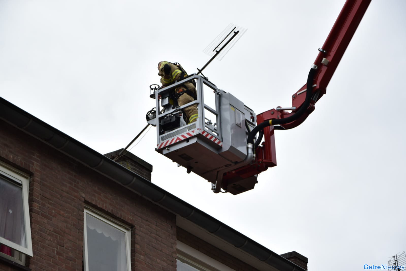 TV antenne dreigt te vallen door harde wind