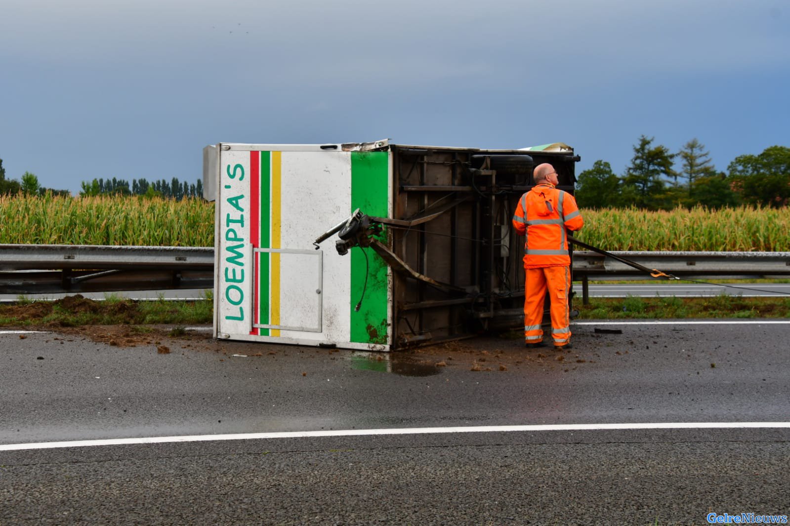 Loempiakraam op zijn kant na ongeval op A18