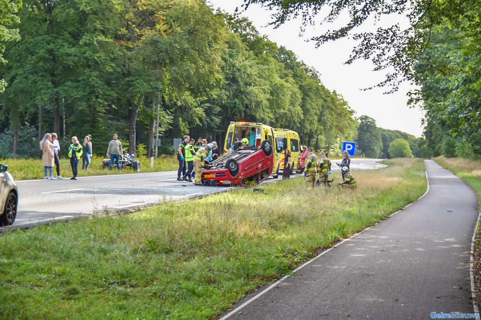 Auto over de kop na ongeval met trike in Arnhem
