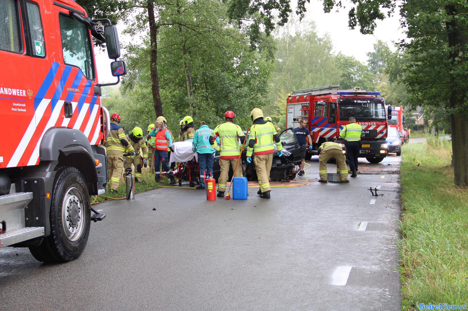 Automobilist ramt boom in Laag-Soeren: vrouw in kritieke toestand