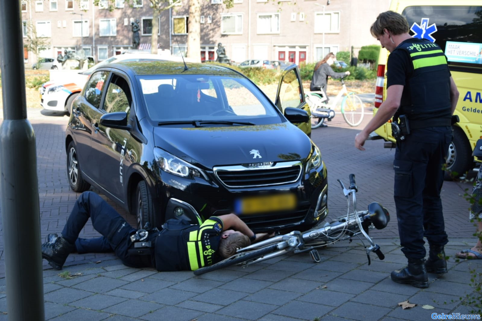 Fiets klem onder auto na aanrijding in Arnhem