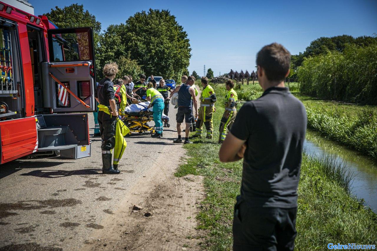 Bejaarde vrouw uit sloot gered