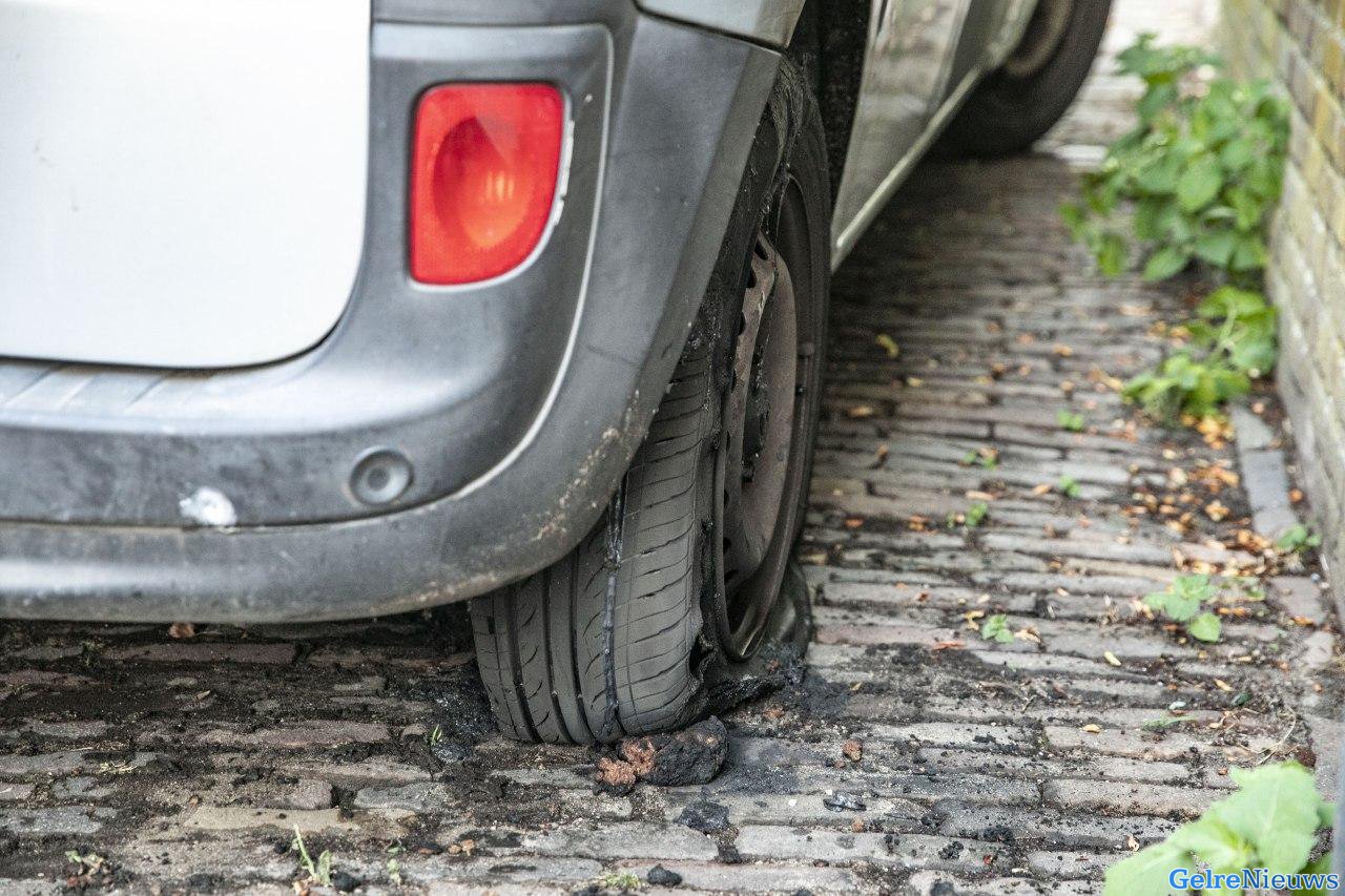 Auto gepoogd in brand te steken in Arnhem: eigenaar blust auto