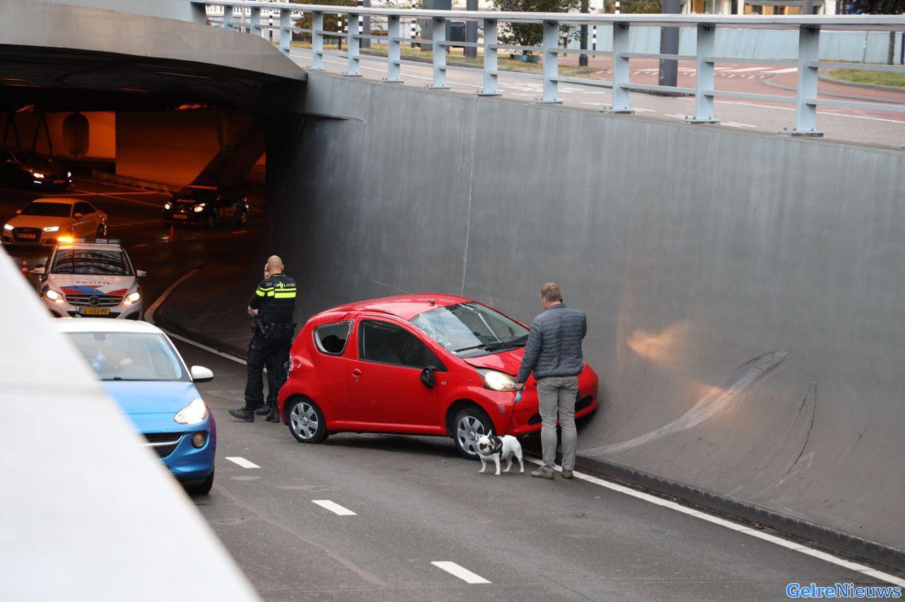 Auto op de kant in de Willemstunnel in Arnhem