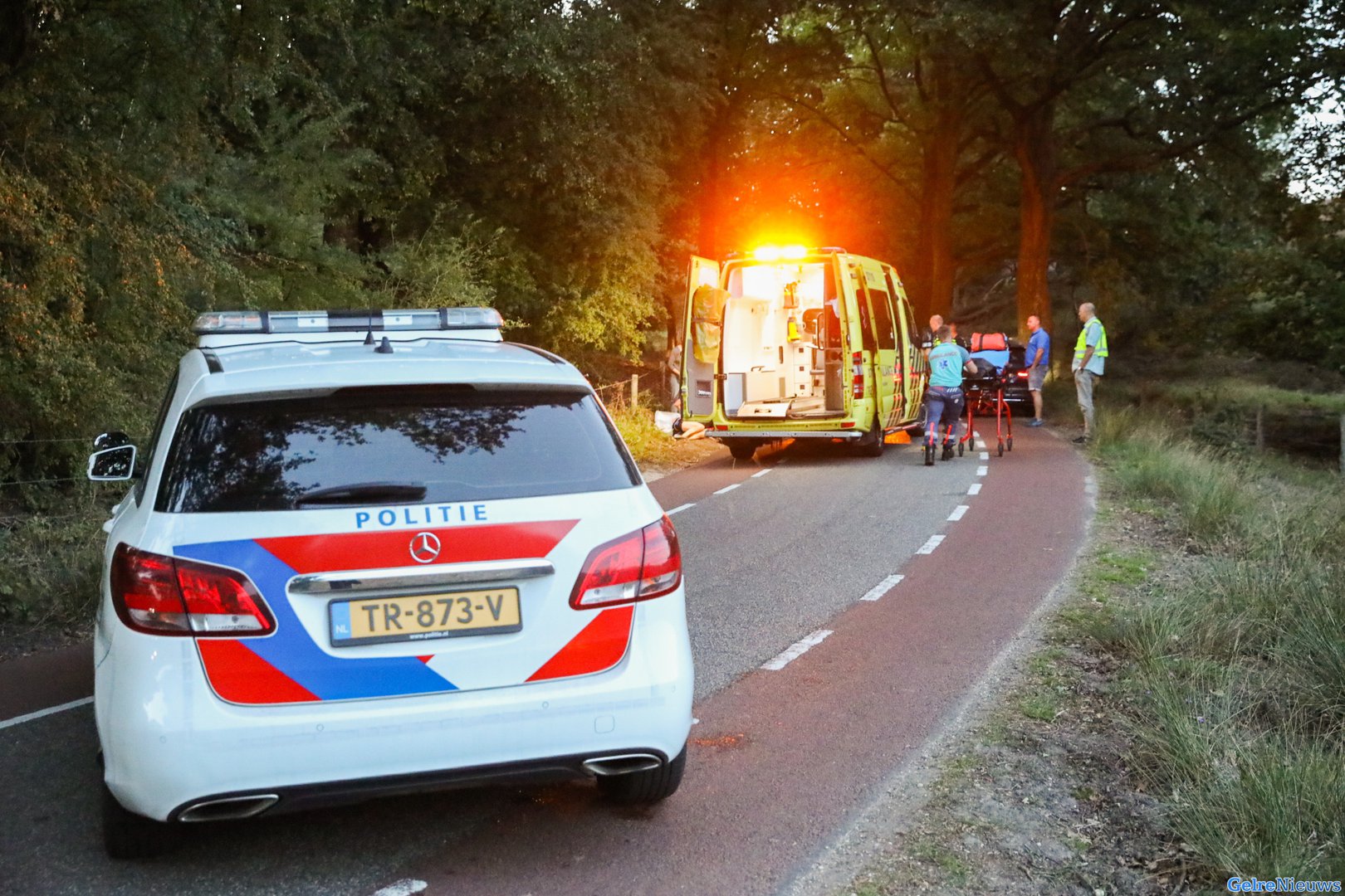 Wiel raakt los: wielrenner hard ten val