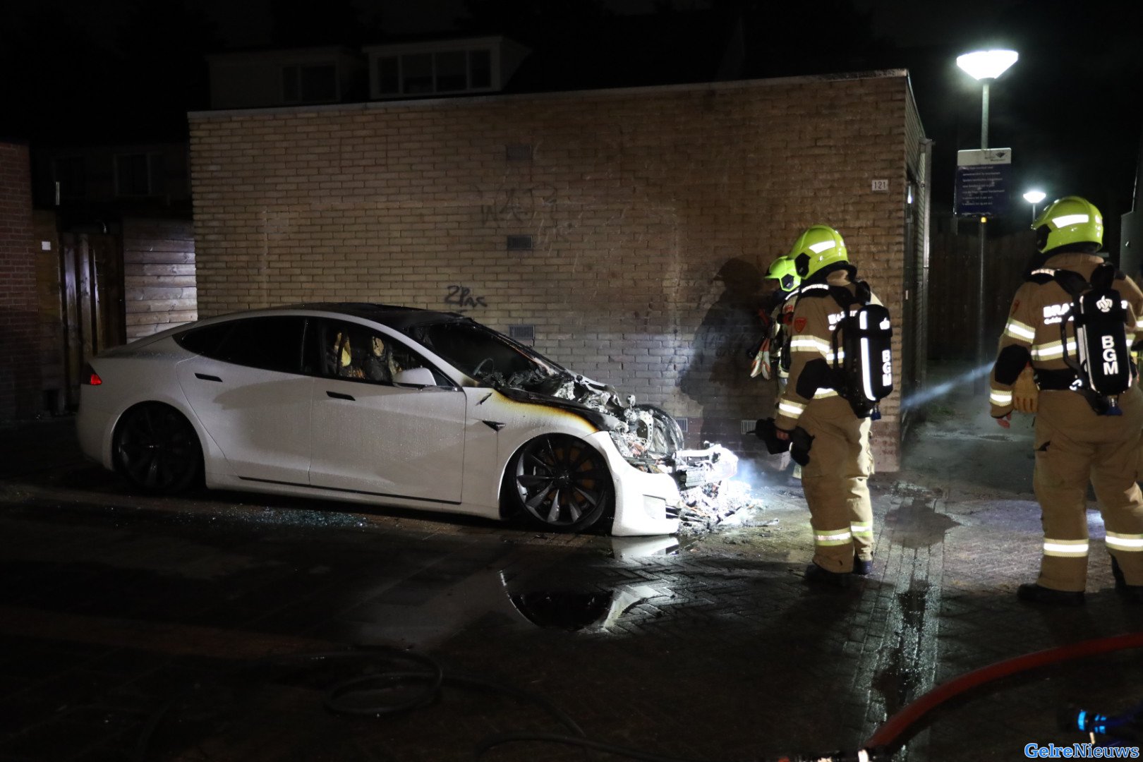 Tesla verwoest door brand in Westervoort