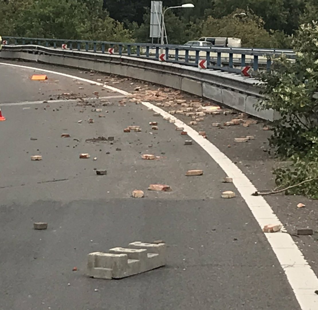 Lading verloren op A12 bij Arnhem, auto’s beschadigd