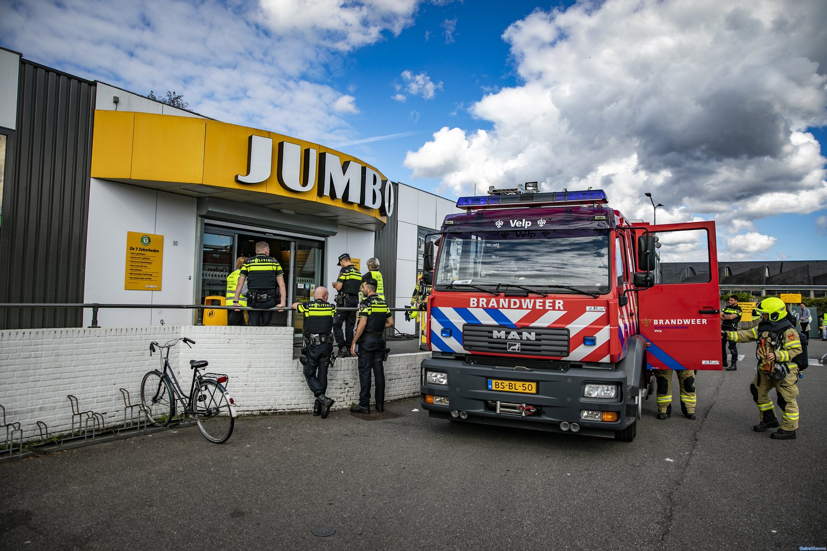 Jumbo in Velp ontruimd vanwege brand