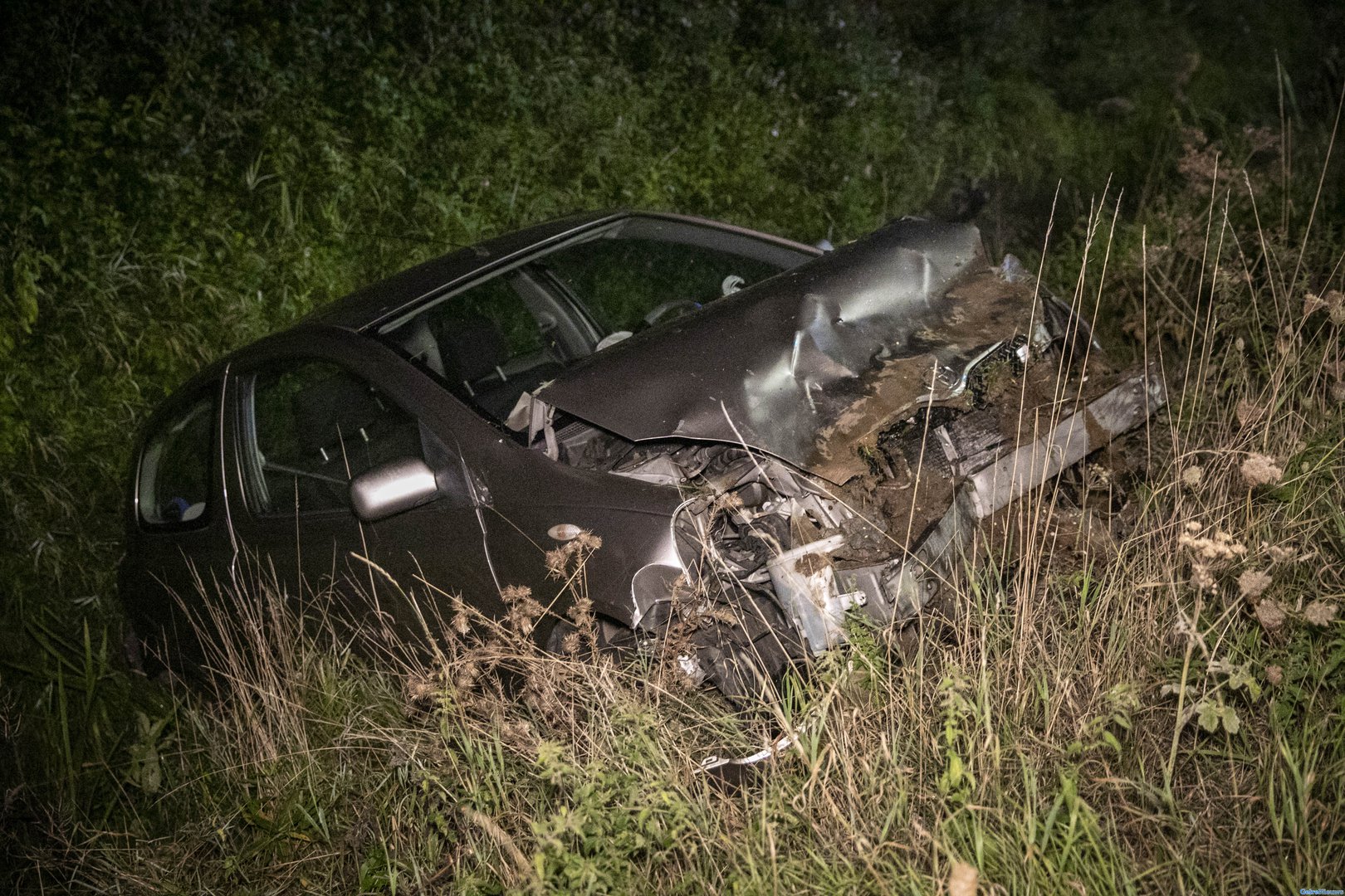 Auto total loss na ongeluk op Oostsingel in Duiven
