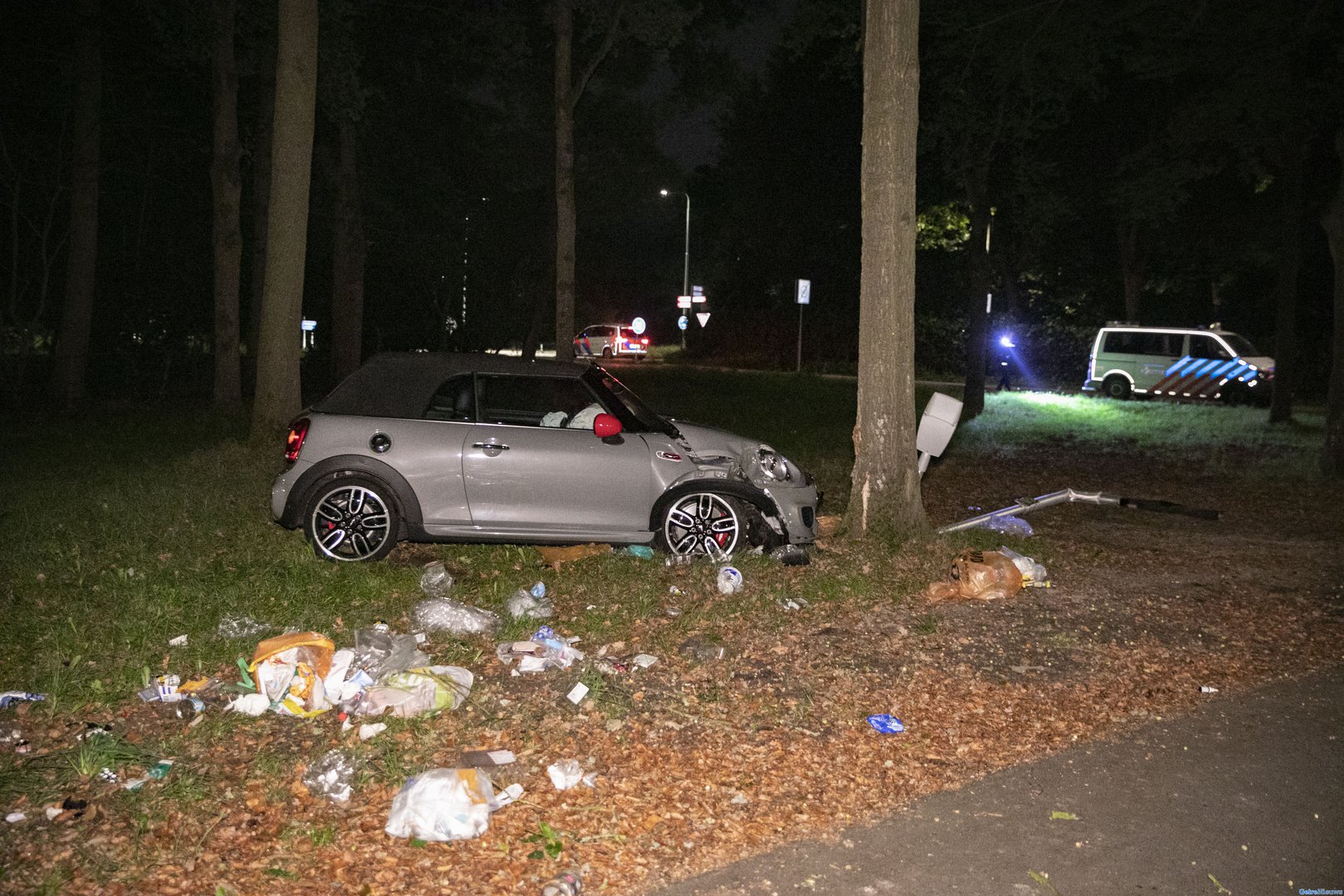 Auto crasht tegen boom, bestuurder slaat op de vlucht