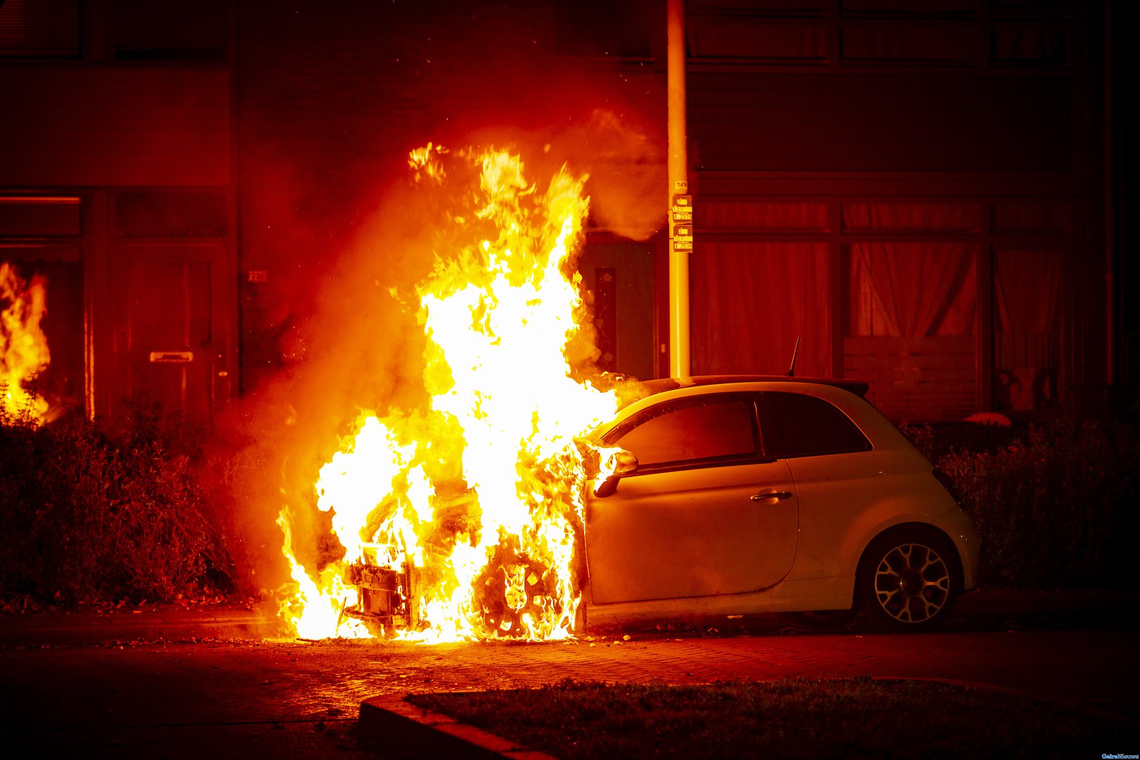 Auto in brand gestoken op Huissensestraat in Arnhem