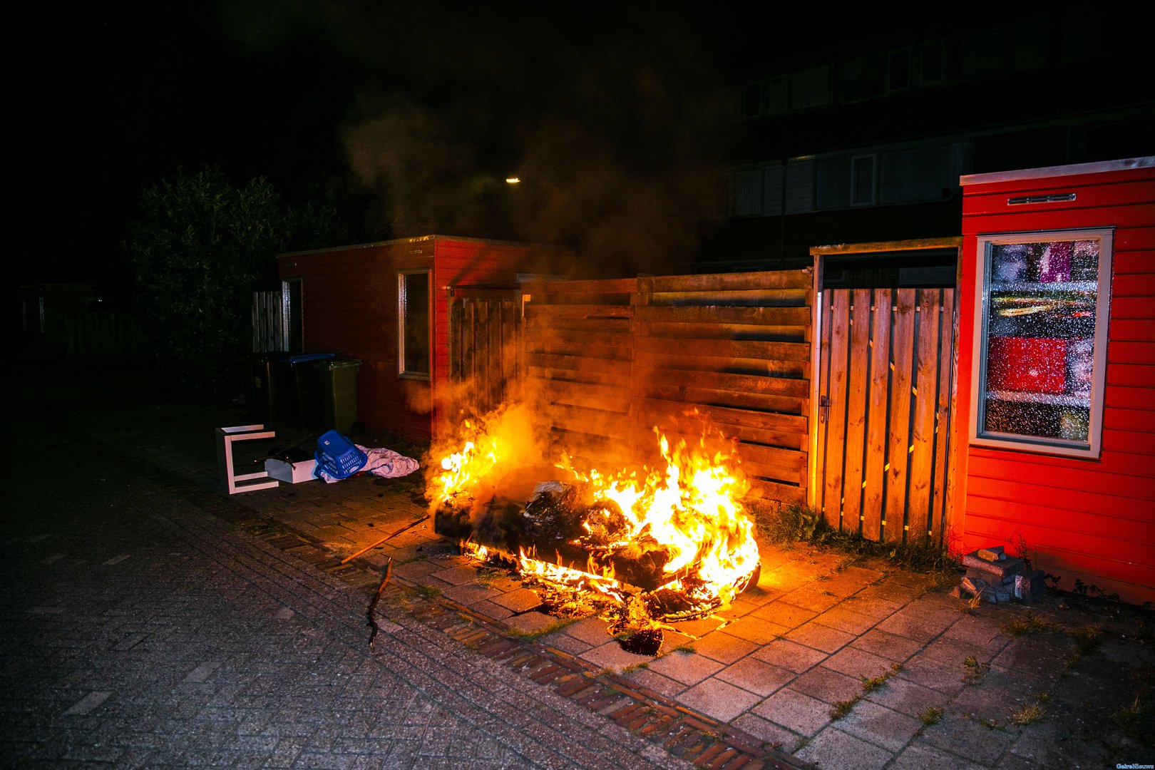 Bankstel na twee weken aan de weg in brand gestoken