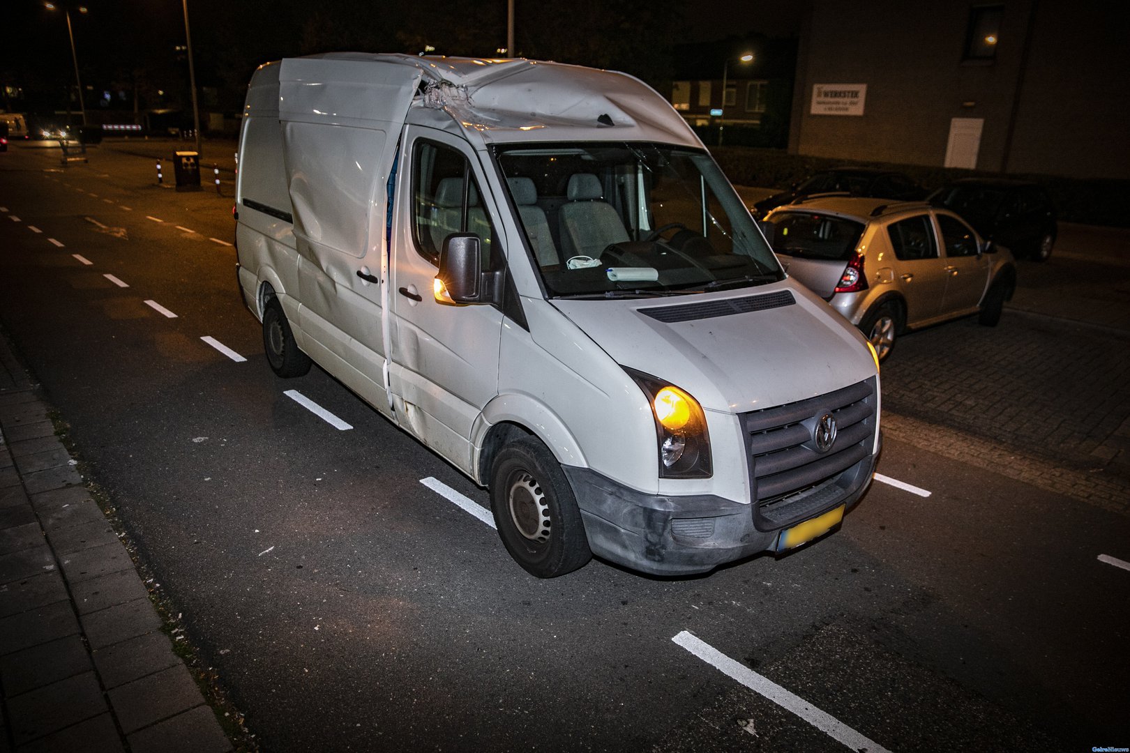 Bestelbus blijkt te hoog bij Winkelcentrum Kronenburg