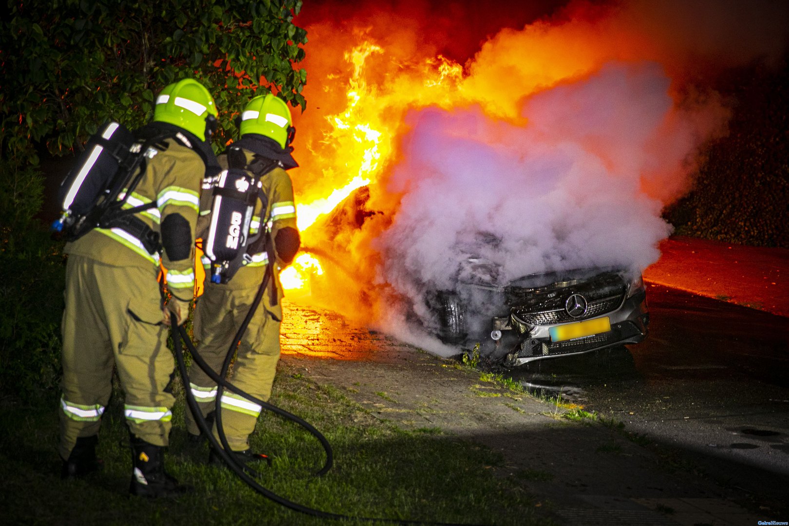 Auto verwoest na hevige brand in Rheden