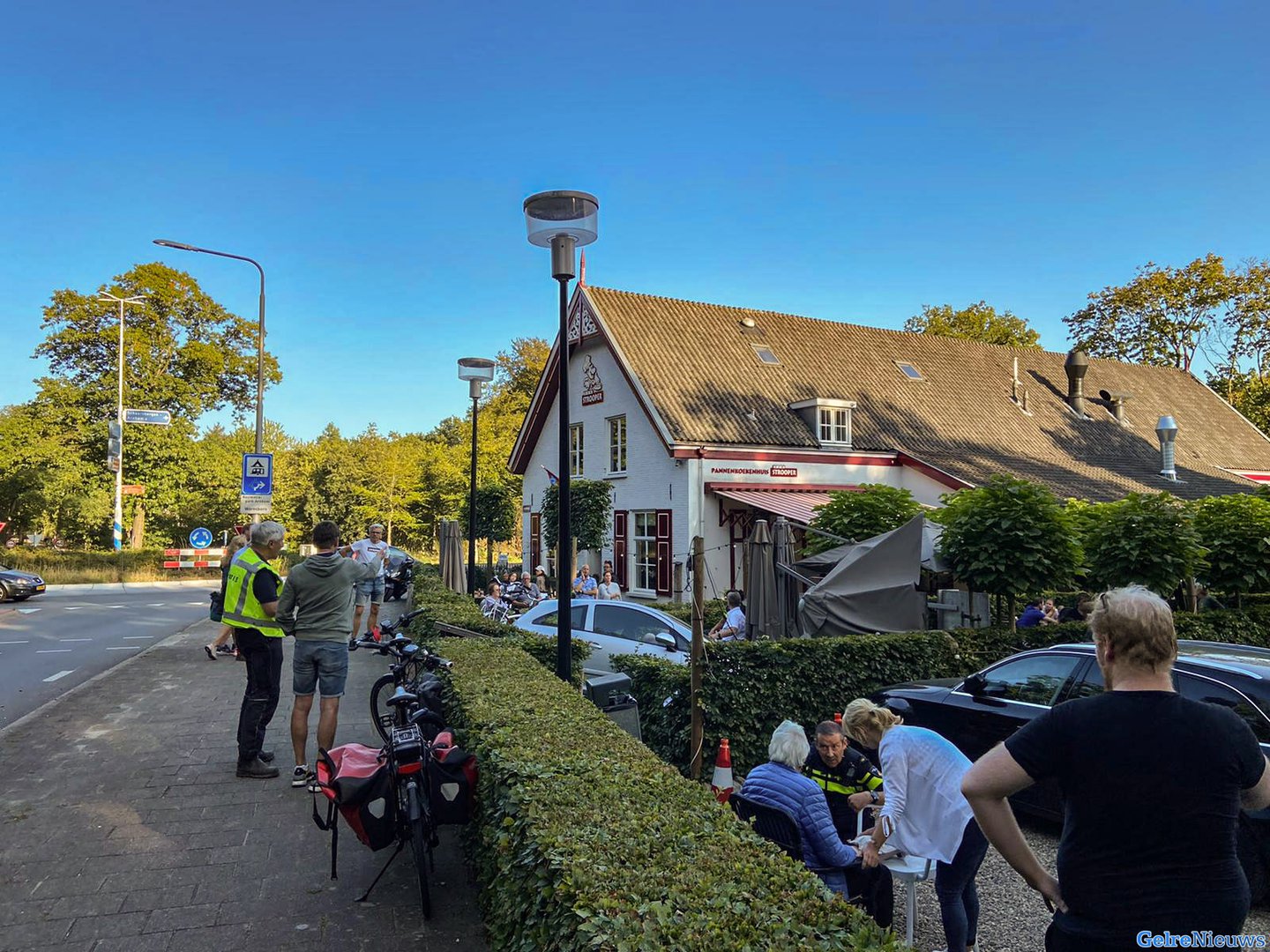 Auto belandt in het terras bij ongeval in Arnhem