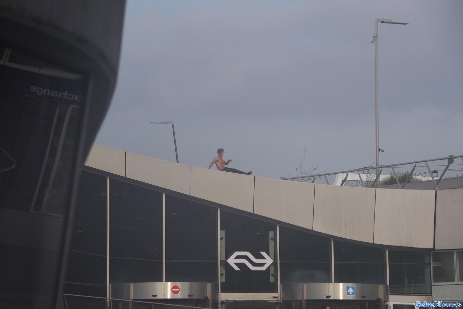Man staat op station Arnhem, hulpdiensten aanwezig