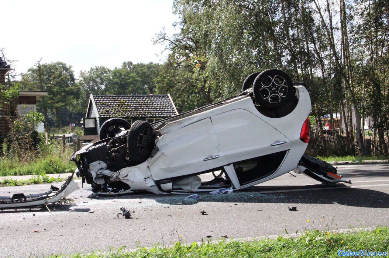 Auto slaat over de kop bij ongeval in Zutphen
