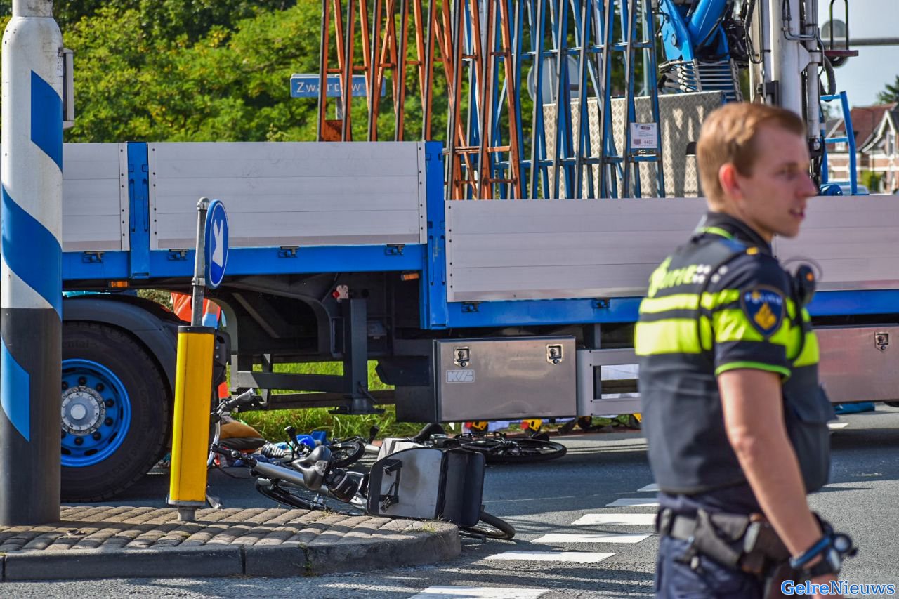 Ernstige aanrijding in Rhenen: fietser onder vrachtwagen