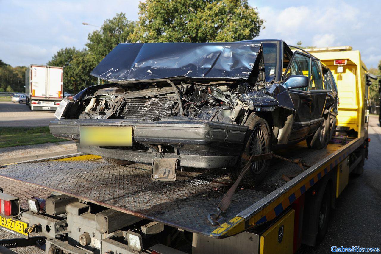 Auto tussen twee vrachtwagens in bij botsing op A12 bij Arnhem