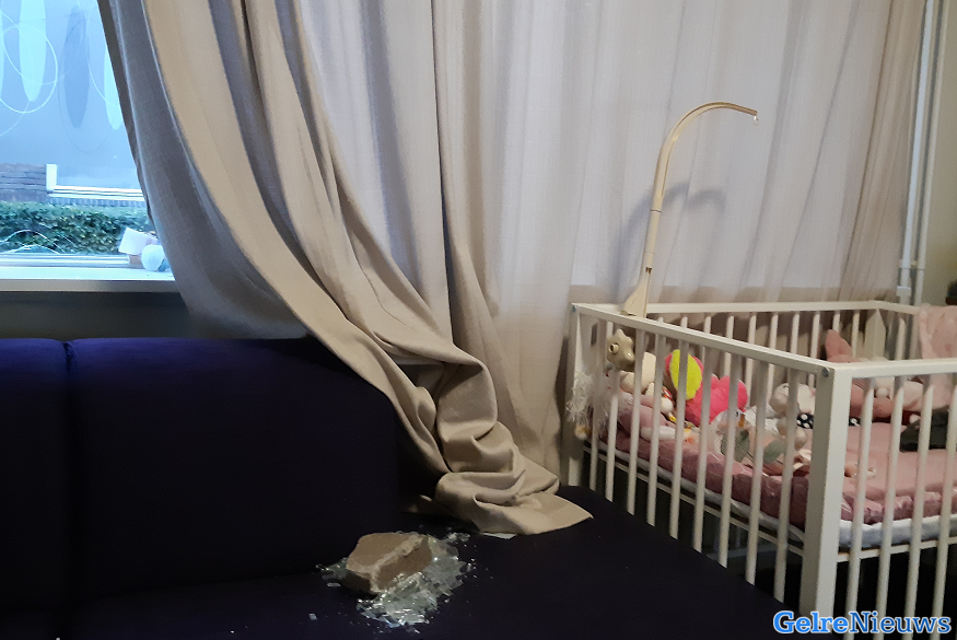 Baksteen door raam: op haar na niet in kinderbox