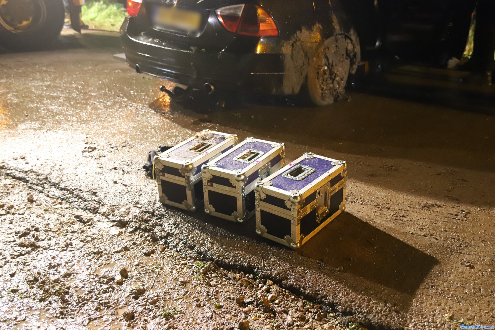 Auto met gestolen goederen raakt te water: daders spoorloos