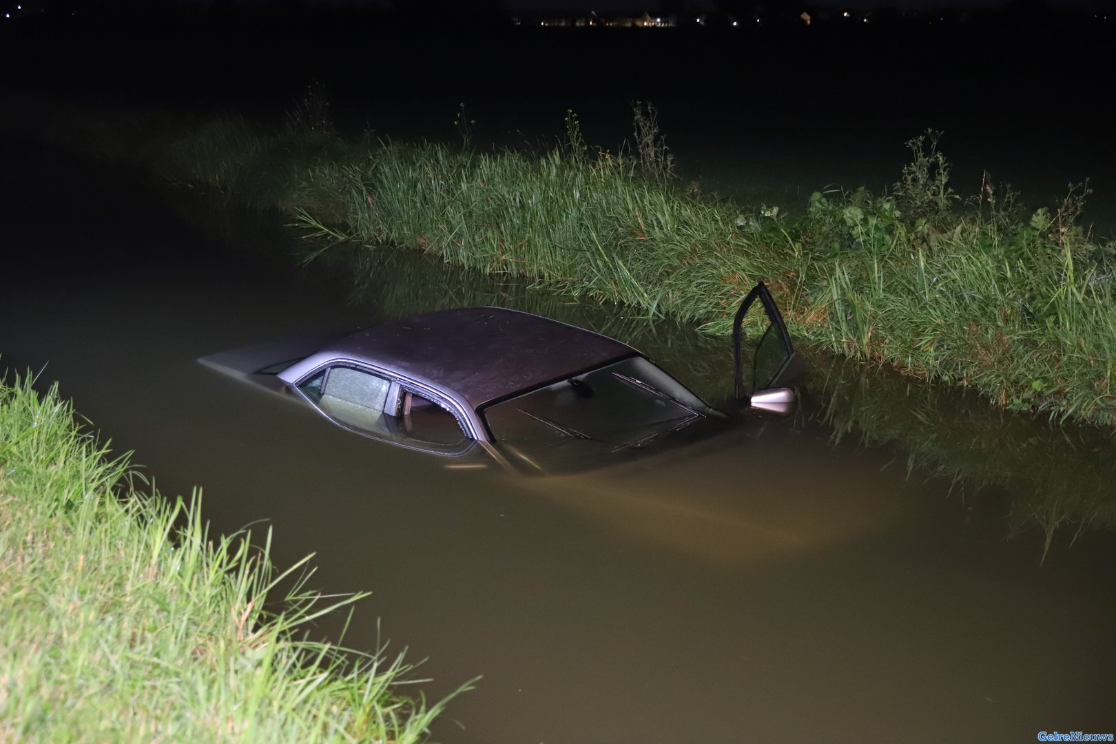 Auto belandt in de sloot in Beneden-Leeuwen