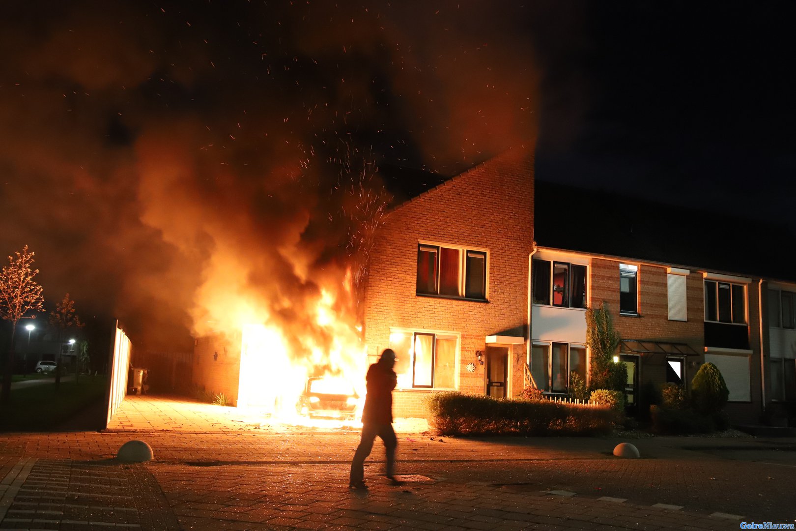 Vlammenzee bij autobrand beschadigd woning Tiel