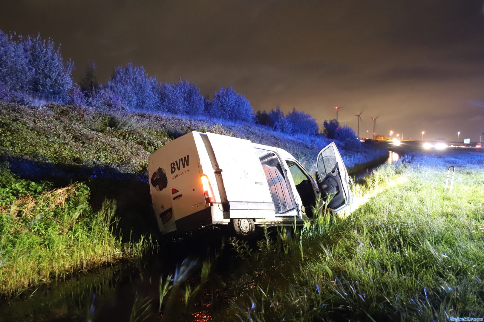 Bestelbus met medicijnen belandt in de sloot na aanrijding A15