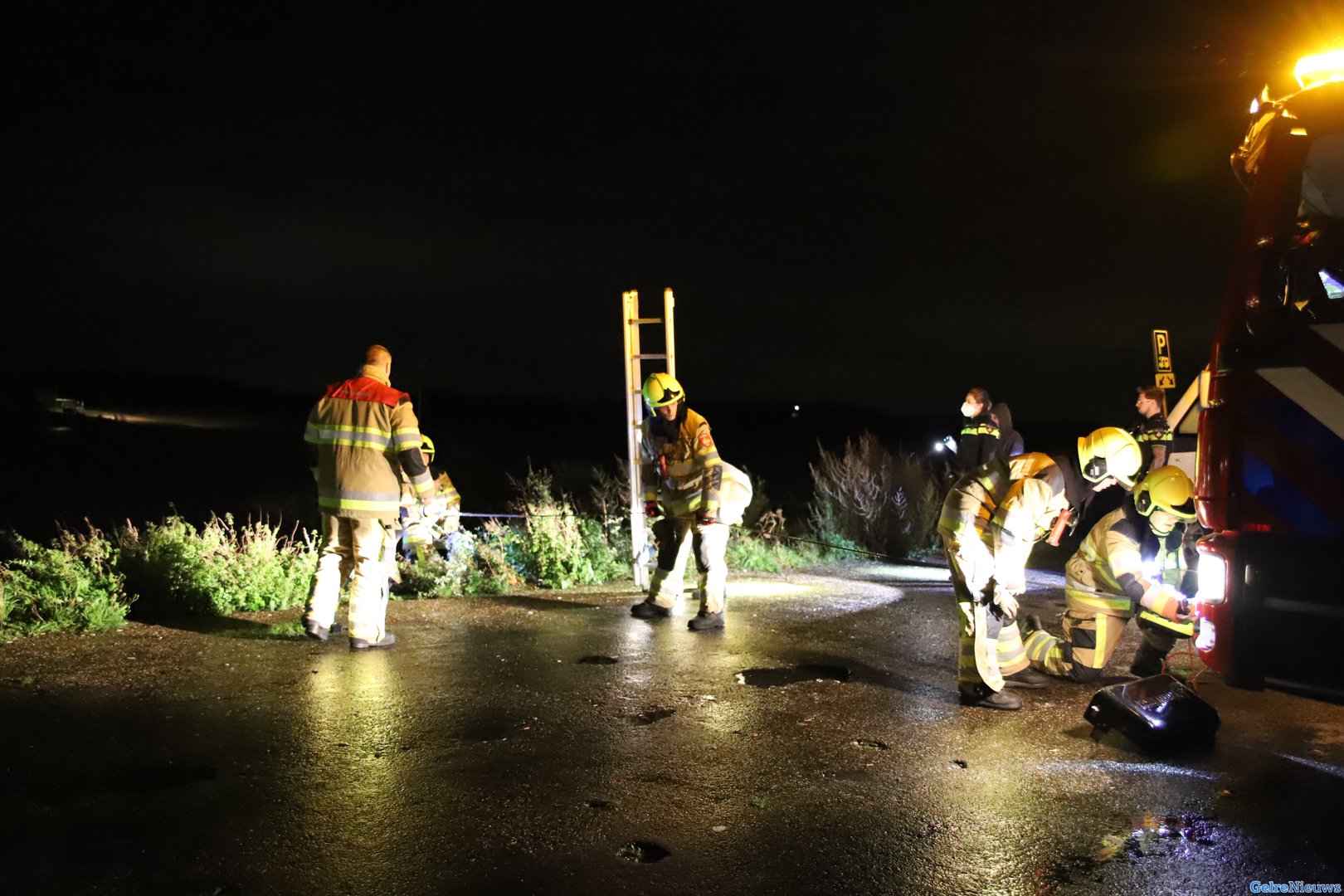 Auto rijdt kade af en rijdt bijna de Waal in: brandweer schiet te hulp