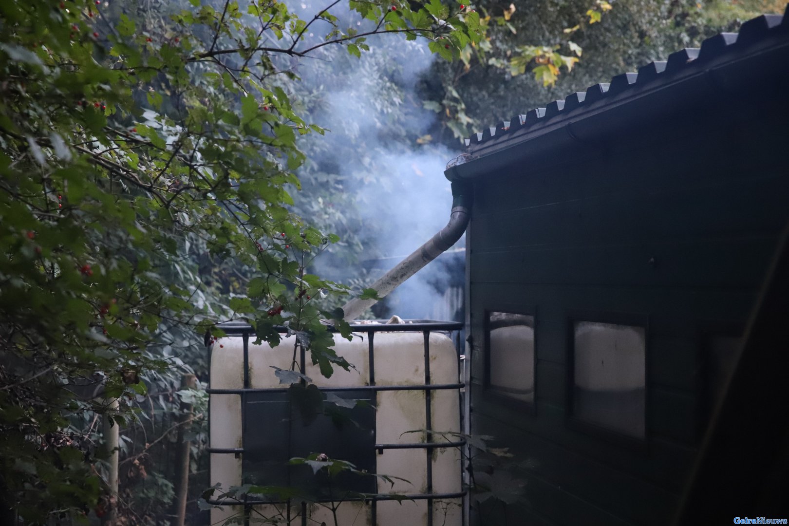 Politie blust buitenbrand naast schuurtje in Tiel