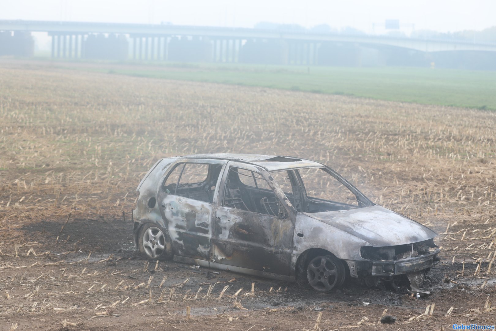 Auto vliegt in brand tijdens crossen op akkerland
